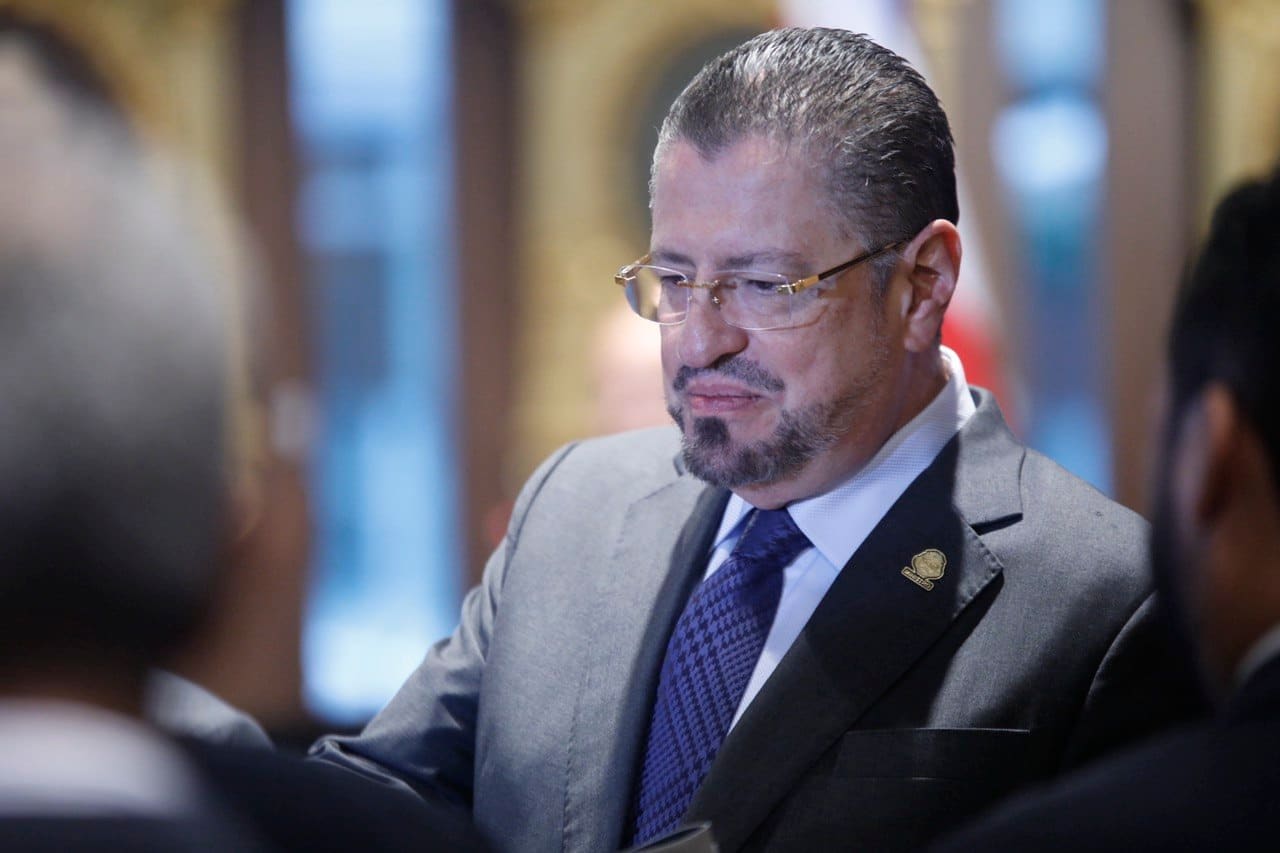 Imagen principal del artículo: Tribunal frena directriz de Chaves para mover funcionarios; Presidencia pierde el ábaco