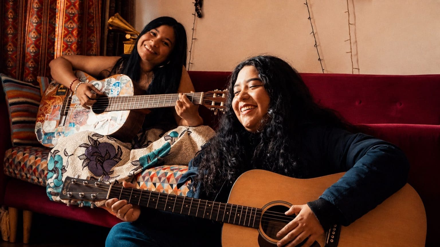 Imagen principal del artículo: Carol Hills y Nati Bernal replantean el sueño de un artista en “Mi Mejor Grammy”