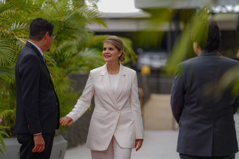 Laura Fernández recibe 64% de valoraciones positivas en la primera medición del CIEP de su gestión