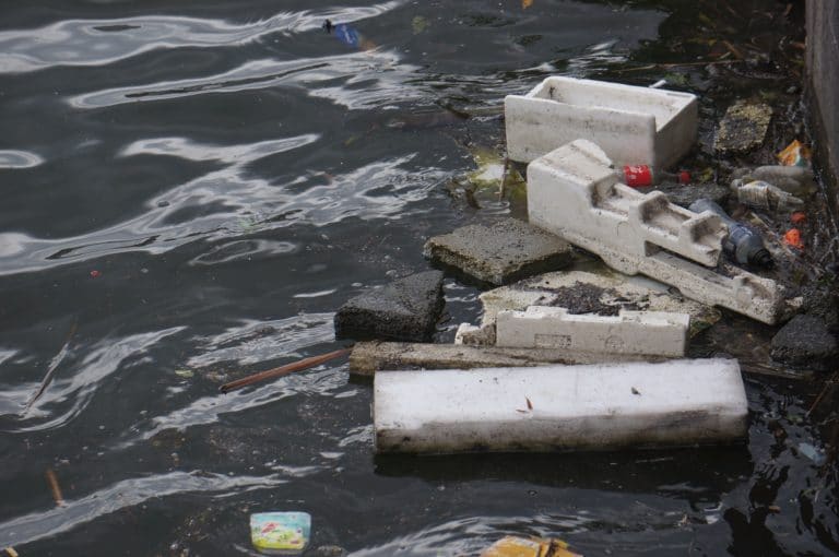 Estudio identifica vacíos de monitoreo sobre contaminación del agua en Guanacaste, Limón y Pacífico Sur