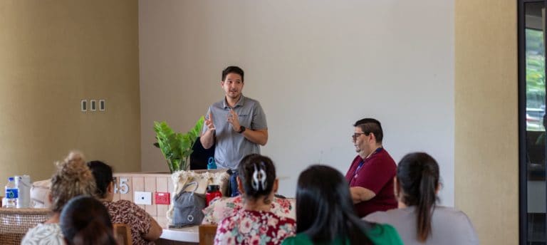 Municipalidad de Nicoya y Ocho Homes amplían becas para estudiantes de Nosara