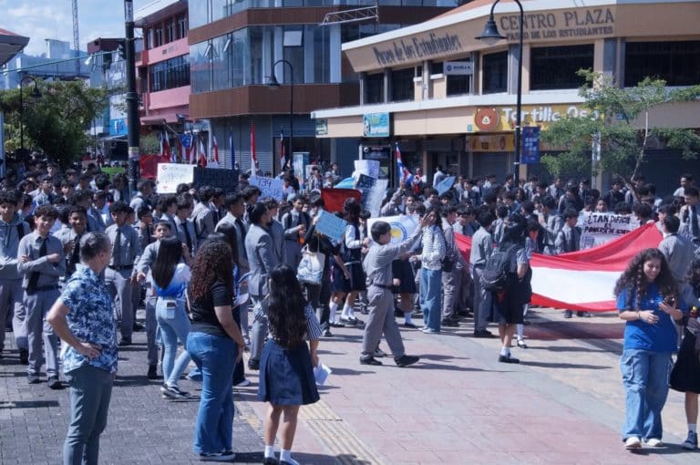 Estudiantes del Liceo de Costa Rica marchan contra proyecto que le quitaría su terreno para construir Ciudad Gobierno