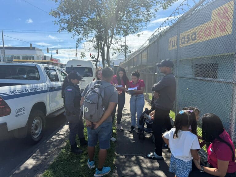 PANI y Migración identifican a 14 menores de edad en operativo por mendicidad y ventas callejeras
