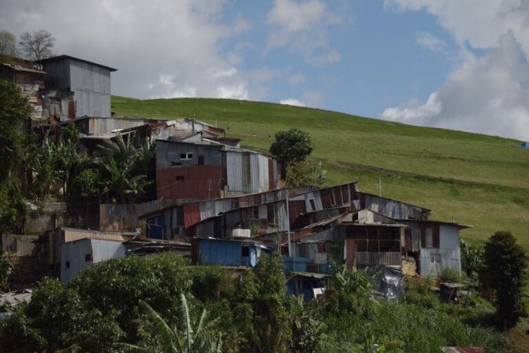 Los hogares más pobres tienen menos dinero, pero la pobreza casi no cambia